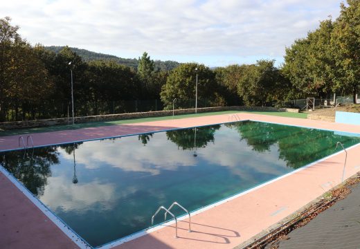 As obras de reforma integral da piscina municipal de Lousame están a piques de rematar